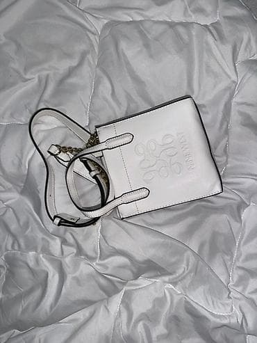 Bela mini torbica preko ramena sa reljefnim logom Nine West. Kompaktna at lalafo.rs — 2 Bela mini torbica preko ramena sa reljefnim logom Nine West. Kompaktna — 2