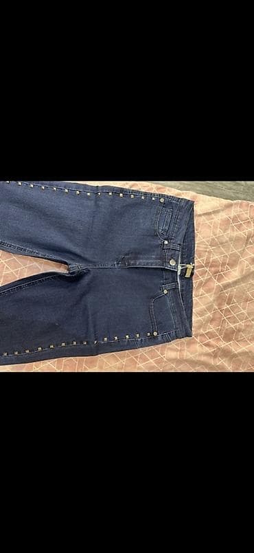 Ženske farmerke od tamno plavog denima sa ukrasnim nitnama duž spoljne na lalafo.rs — 1 Ženske farmerke od tamno plavog denima sa ukrasnim nitnama duž spoljne — 1