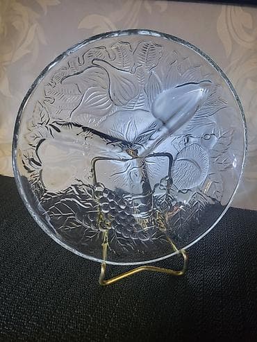 Bombonijera staklena nova 2005god. Stakleni tanjir izdeljen na tri at lalafo.rs Bombonijera staklena nova 2005god. Stakleni tanjir izdeljen na tri