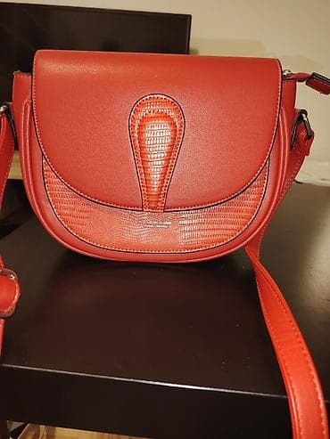 Crvena ženska torba preko ramena - Model: polukružni crossbody - na lalafo.rs — 2 Crvena ženska torba preko ramena - Model: polukružni crossbody - — 2