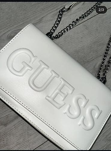 Guess torbice dostupne u 3 boje
Cena 2600 din na lalafo.rs — 1 Guess torbice dostupne u 3 boje
Cena 2600 din — 1