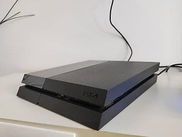 Sony Playstation 4 sa igricama čipovan Prodajem konzolu Sony na lalafo.rs — 4 Sony Playstation 4 sa igricama čipovan Prodajem konzolu Sony — 4