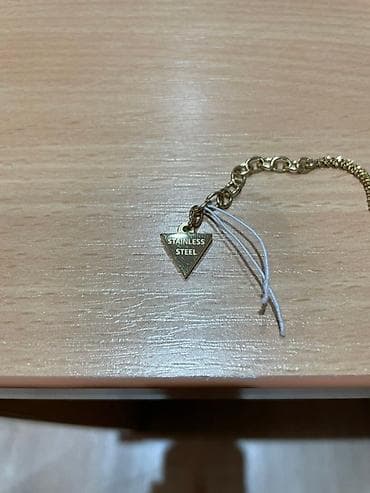 Zlatna narukvica od nerđajućeg čelika sa natpisom “LoveGuess” u skript na lalafo.rs — 3 Zlatna narukvica od nerđajućeg čelika sa natpisom “LoveGuess” u skript — 3