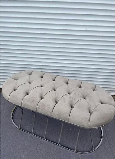 Elegantna tapacirana klupa sa Česterfild (Chesterfield) radom. Klupa na lalafo.rs Elegantna tapacirana klupa sa Česterfild (Chesterfield) radom. Klupa