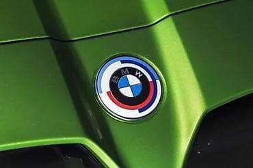BMW okrugla značka/bedž sa klasičnim plavo‑belim logotipom i prstenom na lalafo.rs BMW okrugla značka/bedž sa klasičnim plavo‑belim logotipom i prstenom