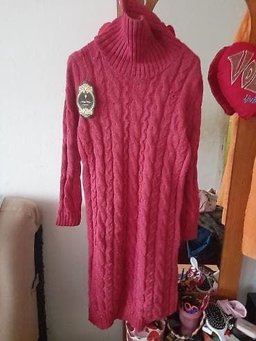 Žensko pleteno džemper-haljina - Boja: malinasto/ružičasta - Model na lalafo.rs — 1 Žensko pleteno džemper-haljina - Boja: malinasto/ružičasta - Model — 1