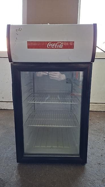 Kompaktni rashladni vitrina frižider Coca‑Cola, idealan za na lalafo.rs Kompaktni rashladni vitrina frižider Coca‑Cola, idealan za