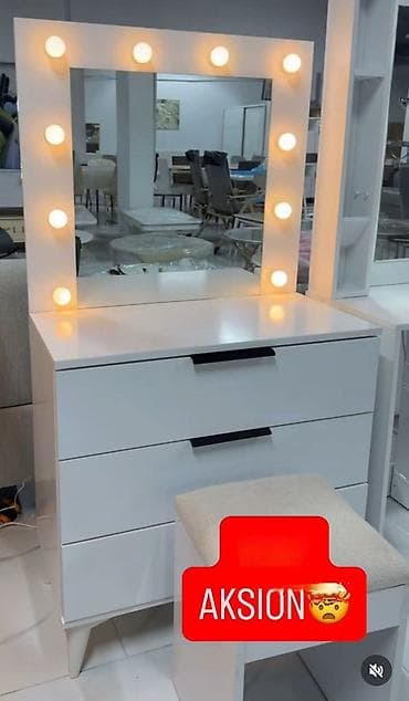 Toaletni sto sa ogledalom i LED sijalicama - Moderan beli toaletni na lalafo.rs Toaletni sto sa ogledalom i LED sijalicama - Moderan beli toaletni