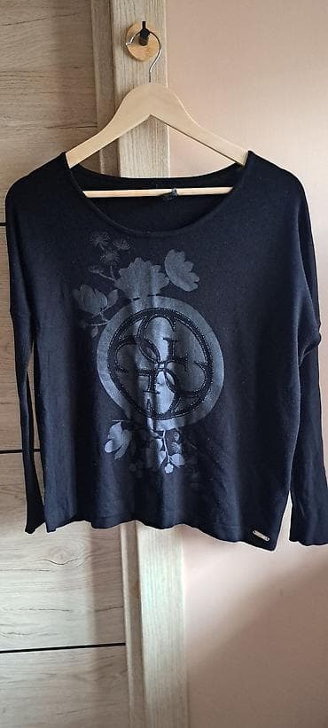 Ženska bluza dugih rukava, crne boje, sa diskretnim sjajem. Model sa na lalafo.rs Ženska bluza dugih rukava, crne boje, sa diskretnim sjajem. Model sa