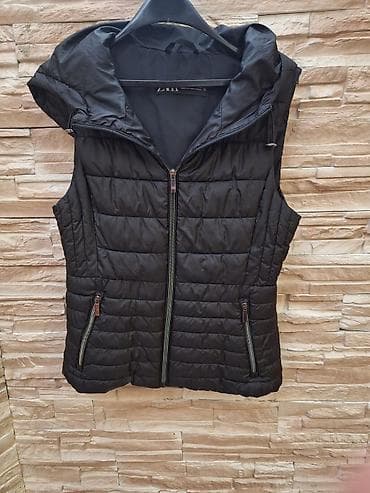 Ženska puffer prsluk sa kapuljačom – crni - Brend: ZARA (etiketa na lalafo.rs — 2 Ženska puffer prsluk sa kapuljačom – crni - Brend: ZARA (etiketa — 2