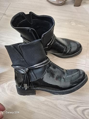 Crne kožne poluduboke čizme sa lak kožom i ukrasnim kaišem - na lalafo.rs Crne kožne poluduboke čizme sa lak kožom i ukrasnim kaišem -