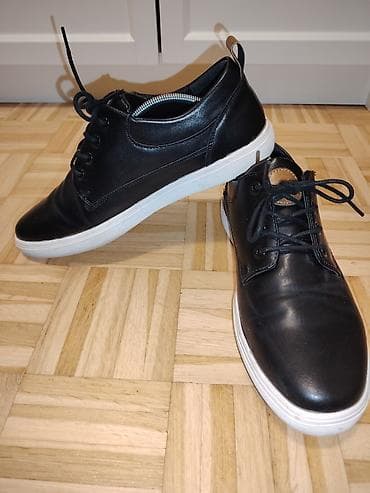 Muške casual cipele/patike u crnoj boji sa belim đonom. UG 27,5cm - na lalafo.rs — 3 Muške casual cipele/patike u crnoj boji sa belim đonom. UG 27,5cm - — 3