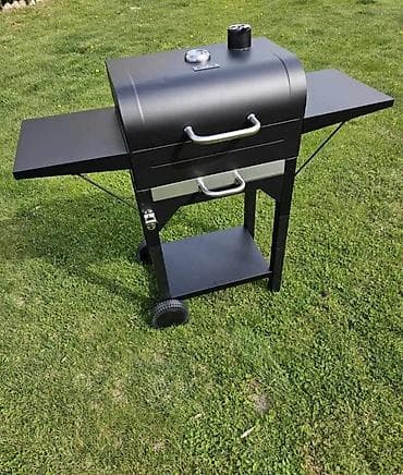 Crni roštilj na ugalj sa poklopcem i dve bočne police. Poseduje na lalafo.rs — 6 Crni roštilj na ugalj sa poklopcem i dve bočne police. Poseduje — 6