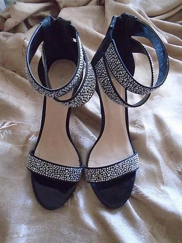 Atraktivne, jednom obuvene svečane sandalice sa cirkonima. Broj je 38 na lalafo.rs — 1 Atraktivne, jednom obuvene svečane sandalice sa cirkonima. Broj je 38 — 1