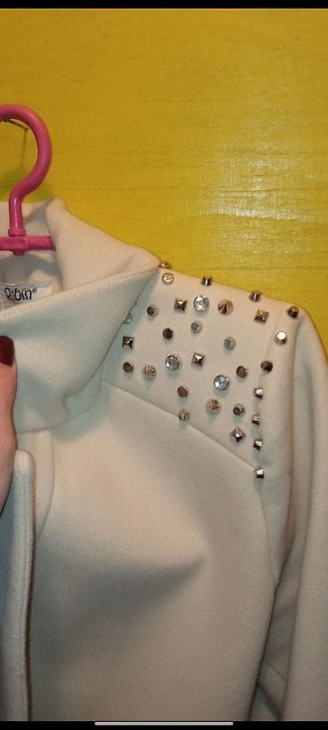 Elegantan ženski kaput u krem/bež boji, klasičnog ravnog kroja do na lalafo.rs — 5 Elegantan ženski kaput u krem/bež boji, klasičnog ravnog kroja do — 5