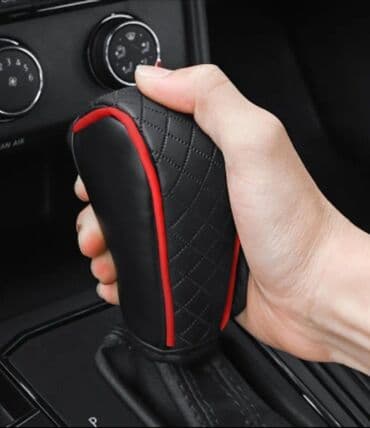 Navlaka za ručicu menjača – crna sa crvenim detaljima - Materijal na lalafo.rs Navlaka za ručicu menjača – crna sa crvenim detaljima - Materijal