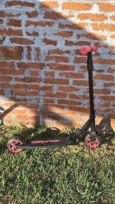 Prodajem dečiji trotinet marke Cool Wheels, u dobrom stanju. 🔹 Boja na lalafo.rs Prodajem dečiji trotinet marke Cool Wheels, u dobrom stanju. 🔹 Boja