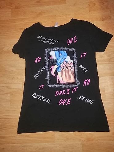 Crna ženska majica kratkih rukava sa štampom. Centralni deo majice na lalafo.rs — 1 Crna ženska majica kratkih rukava sa štampom. Centralni deo majice — 1