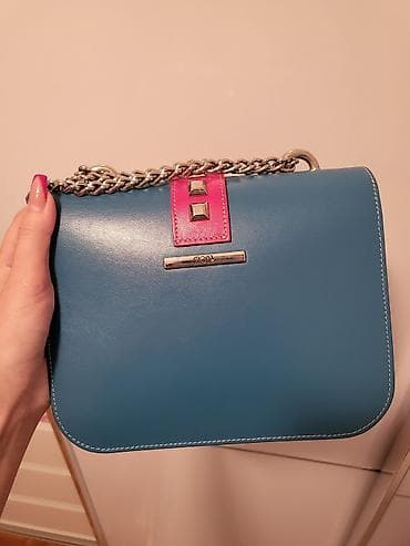 Mona tašna, limitirana kolekcija
Nošena dva puta
Neoštećena na lalafo.rs — 4 Mona tašna, limitirana kolekcija
Nošena dva puta
Neoštećena — 4