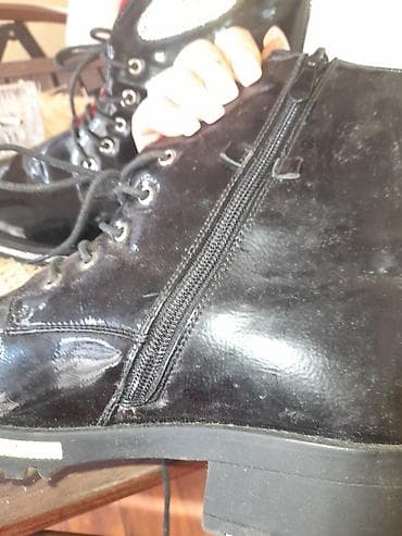 Ženske gležnjače u roker/glam stilu. - Materijal: lakovana crna koža at lalafo.rs — 3 Ženske gležnjače u roker/glam stilu. - Materijal: lakovana crna koža — 3