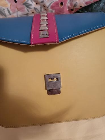 Mona tašna, limitirana kolekcija
Nošena dva puta
Neoštećena na lalafo.rs — 2 Mona tašna, limitirana kolekcija
Nošena dva puta
Neoštećena — 2