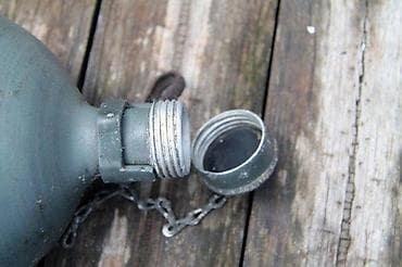 Antiques: Dve Očuvane stare, vojne čuture, aluminijumske. Dve stare at lalafo.rs — 6 Antiques: Dve Očuvane stare, vojne čuture, aluminijumske. Dve stare — 6