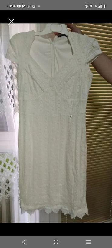 Elegantna krem/bele boje čipkana haljina do kolena. - Kroj: uska na lalafo.rs Elegantna krem/bele boje čipkana haljina do kolena. - Kroj: uska