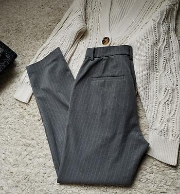 UNIQLO sive pantalone na tanke pruge u velicini XS. Perfektno stanje ☆ na lalafo.rs UNIQLO sive pantalone na tanke pruge u velicini XS. Perfektno stanje ☆