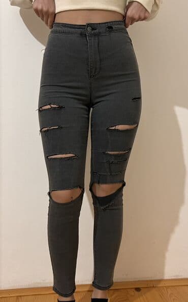 Ženske skinny farmerke sa visokim strukom, sive boje. Model je na lalafo.rs Ženske skinny farmerke sa visokim strukom, sive boje. Model je