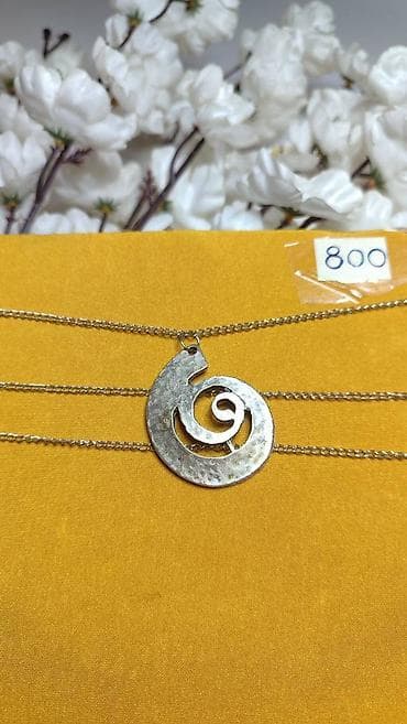 Srebrnasta ogrlica sa spiralnim privjeskom - Materijal: metal u at lalafo.rs — 1 Srebrnasta ogrlica sa spiralnim privjeskom - Materijal: metal u — 1