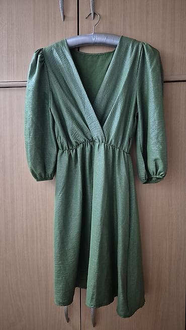 zenske broj: Zelena ženska haljina sa blagim satenskim sjajem. Model do kolena at lalafo.rs — 1 zenske broj: Zelena ženska haljina sa blagim satenskim sjajem. Model do kolena — 1