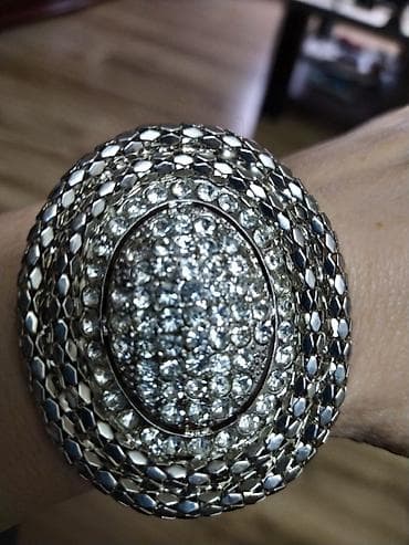 Prodajem dve masivne svečane narukvice,jedna debela okrugla - 1200 na lalafo.rs — 10 Prodajem dve masivne svečane narukvice,jedna debela okrugla - 1200 — 10