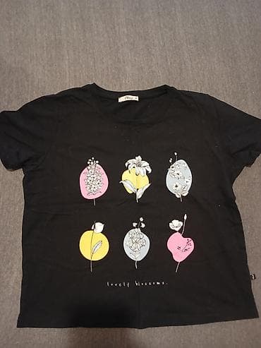 Crna ženska majica kratkih rukava sa okruglim izrezom. Na prednjoj na lalafo.rs Crna ženska majica kratkih rukava sa okruglim izrezom. Na prednjoj