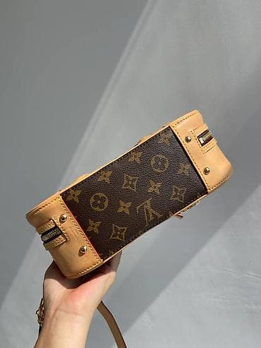 dve suknje po: Torba sa monogramom u sanduk-stilu - Materijal: kombinacija na lalafo.rs — 4 dve suknje po: Torba sa monogramom u sanduk-stilu - Materijal: kombinacija — 4