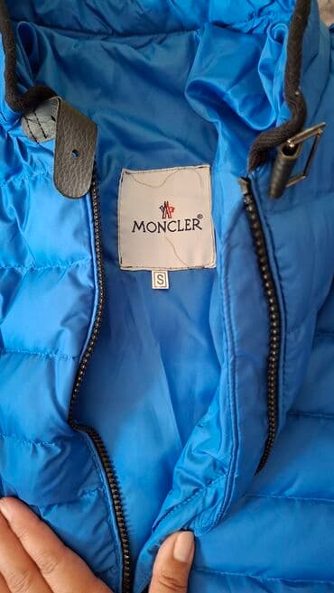 Jakne za prelazni period: Moncler muški prsluk, model bez rukava, veličina S. - Boja: intenzivno na lalafo.rs Jakne za prelazni period: Moncler muški prsluk, model bez rukava, veličina S. - Boja: intenzivno