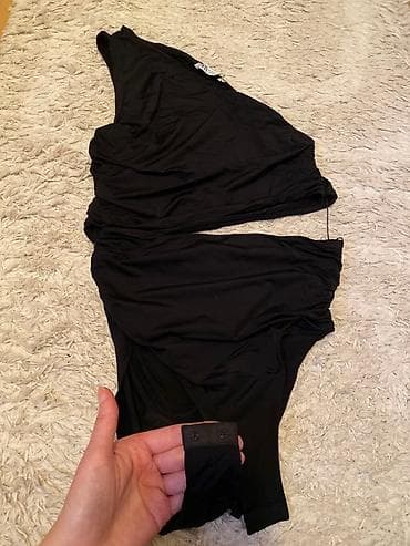 Crni jednodijelni kupaći kostim sa asimetričnim dizajnom. - Model na lalafo.rs — 2 Crni jednodijelni kupaći kostim sa asimetričnim dizajnom. - Model — 2