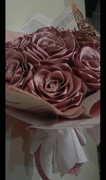 Prodajem ručno rađen buket od satenskih ruža. Buket je trajan na lalafo.rs — 1 Prodajem ručno rađen buket od satenskih ruža. Buket je trajan — 1