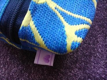 Neseser, kvadratnog oblika, dimenzije 9x7x18cm. Izrađen od tekstila na lalafo.rs — 7 Neseser, kvadratnog oblika, dimenzije 9x7x18cm. Izrađen od tekstila — 7