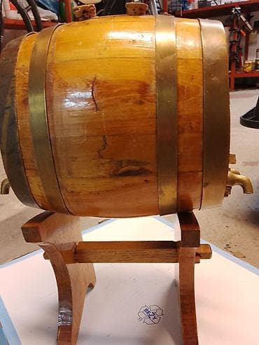 Drvena bačvica na postolju sa dva bakarna slavina - Materijal: puno na lalafo.rs Drvena bačvica na postolju sa dva bakarna slavina - Materijal: puno