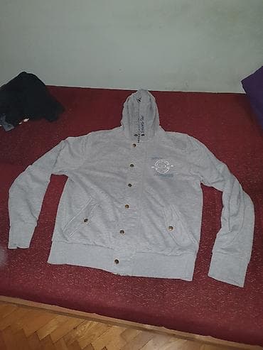 Duks sa kapuljačom SEVENTY FIVE - 75 vel-XL siva kao NOVA ! Sportska na lalafo.rs Duks sa kapuljačom SEVENTY FIVE - 75 vel-XL siva kao NOVA ! Sportska