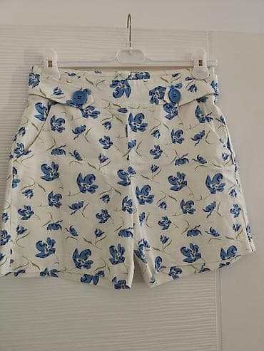 Bele pamučne kratke pantalone sa plavim cvetnim dezenom marke Katrin na lalafo.rs Bele pamučne kratke pantalone sa plavim cvetnim dezenom marke Katrin