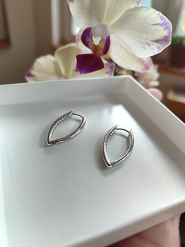 Posrebrene minđuše - Elegantne, suptilno izdužene konture u obliku na lalafo.rs Posrebrene minđuše - Elegantne, suptilno izdužene konture u obliku