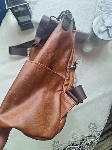 Uniseks ranac/torba od eko-kože u konjak braon boji sa tamno braon na lalafo.rs — 2 Uniseks ranac/torba od eko-kože u konjak braon boji sa tamno braon — 2