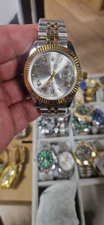 Satovi muški ženski,uniseks Cena:2500din (sa kutijom običnom) na lalafo.rs — 5 Satovi muški ženski,uniseks Cena:2500din (sa kutijom običnom) — 5