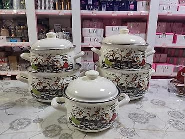 Set emajliranih šerpi sa poklopcima – dekor “kuvari” - Materijal na lalafo.rs Set emajliranih šerpi sa poklopcima – dekor “kuvari” - Materijal