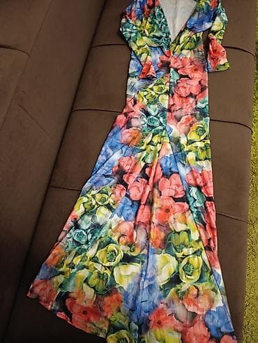 Duga haljina s cvetnim printom - Model: uska silueta koja se blago na lalafo.rs — 1 Duga haljina s cvetnim printom - Model: uska silueta koja se blago — 1