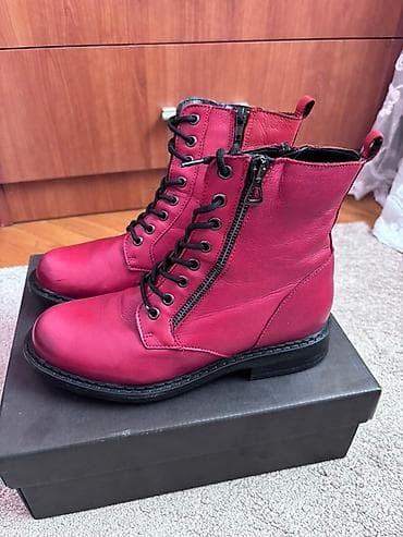 Crvene ženske čizme sa ravnim đonom, idealne za svakodnevnu upotrebu na lalafo.rs Crvene ženske čizme sa ravnim đonom, idealne za svakodnevnu upotrebu