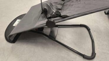 Bebi ležaljka u sivoj boji, dizajnirana za udobnost i zabavu beba na lalafo.rs — 3 Bebi ležaljka u sivoj boji, dizajnirana za udobnost i zabavu beba — 3