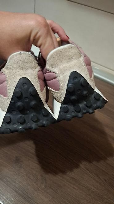 New Balance patike – model sa karakterističnim „stud“ đonom - Brend na lalafo.rs — 2 New Balance patike – model sa karakterističnim „stud“ đonom - Brend — 2