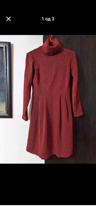 Haljina sa rol-kragnom, bordo-crvena sa crnim geometrijskim/liniearnim na lalafo.rs Haljina sa rol-kragnom, bordo-crvena sa crnim geometrijskim/liniearnim